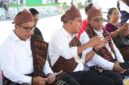 Gubernur NTT, Emanuel Melkiades Laka Lena yang didampingi Bupati, Yosef Benediktus Badeoda dan Wakil Bupati Ende, Dominikus Minggu Mere memantau langsung operasi katarak di RSUD Ende (Foto: Mateus Bheri/SP)