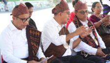 Gubernur NTT, Emanuel Melkiades Laka Lena yang didampingi Bupati, Yosef Benediktus Badeoda dan Wakil Bupati Ende, Dominikus Minggu Mere memantau langsung operasi katarak di RSUD Ende (Foto: Mateus Bheri/SP)