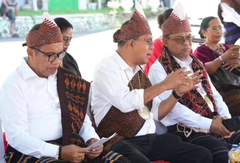 Gubernur NTT, Emanuel Melkiades Laka Lena yang didampingi Bupati, Yosef Benediktus Badeoda dan Wakil Bupati Ende, Dominikus Minggu Mere memantau langsung operasi katarak di RSUD Ende (Foto: Mateus Bheri/SP)