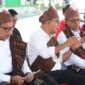 Gubernur NTT, Emanuel Melkiades Laka Lena yang didampingi Bupati, Yosef Benediktus Badeoda dan Wakil Bupati Ende, Dominikus Minggu Mere memantau langsung operasi katarak di RSUD Ende (Foto: Mateus Bheri/SP)