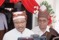 Mentri Sosial RI, Saifullah Yusuf yang didampingi Gubernur NTT, Emanuel Melkiades Laka Lena saat diwawancara awak media (Foto: Mateus Bheri/SP)