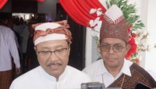Mentri Sosial RI, Saifullah Yusuf yang didampingi Gubernur NTT, Emanuel Melkiades Laka Lena saat diwawancara awak media (Foto: Mateus Bheri/SP)