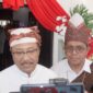 Mentri Sosial RI, Saifullah Yusuf yang didampingi Gubernur NTT, Emanuel Melkiades Laka Lena saat diwawancara awak media (Foto: Mateus Bheri/SP)