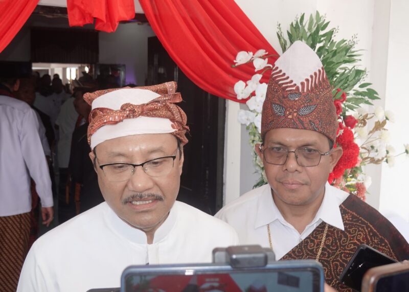 Mentri Sosial RI, Saifullah Yusuf yang didampingi Gubernur NTT, Emanuel Melkiades Laka Lena saat diwawancara awak media (Foto: Mateus Bheri/SP)