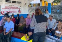 Tim Medis Polres Ende sedang memeriksa kesehatan salah seorang warga (Foto: Mateus Bheri/SP)
