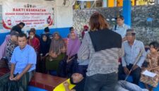 Tim Medis Polres Ende sedang memeriksa kesehatan salah seorang warga (Foto: Mateus Bheri/SP)