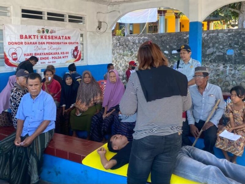 Tim Medis Polres Ende sedang memeriksa kesehatan salah seorang warga (Foto: Mateus Bheri/SP)