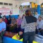 Tim Medis Polres Ende sedang memeriksa kesehatan salah seorang warga (Foto: Mateus Bheri/SP)