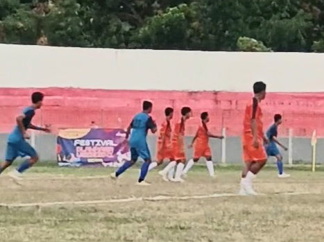 Pertandingan perdana piala Bupati Ende Cup 2026 antara Ende Selatan FC vs Kotabaru FC (Foto: Mateus Bheri/SP)