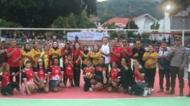 Foto bersama tim bola voli putra yang akan bertanding pada laga perdana (Mateus Bheri/SP)