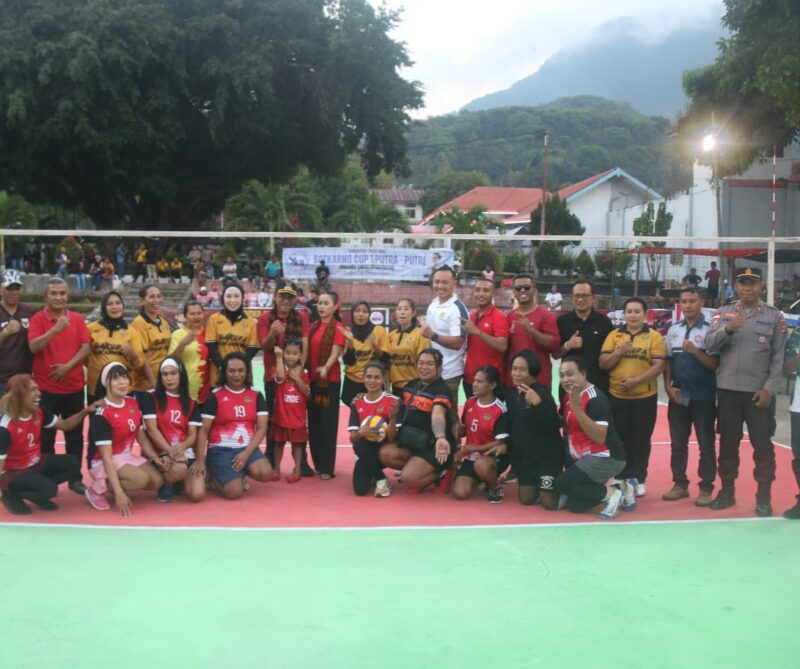 Foto bersama tim bola voli putra yang akan bertanding pada laga perdana (Mateus Bheri/SP)
