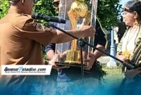 Bupati Ende, Yosef Benediktus Badeoda menerima Piala bergilir Bupati Ende Cup (Foto: Mateus Bheri/SP)