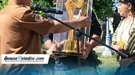 Bupati Ende, Yosef Benediktus Badeoda menerima Piala bergilir Bupati Ende Cup (Foto: Mateus Bheri/SP)