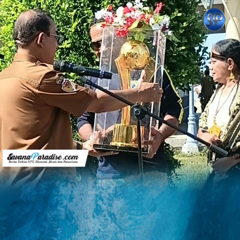 Bupati Ende, Yosef Benediktus Badeoda menerima Piala bergilir Bupati Ende Cup (Foto: Mateus Bheri/SP)