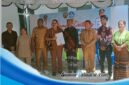 Foto bersama usai penyerahan sebidang tanah di Desa Nggesa (Foto: Mateus Bheri/SP)