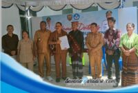 Foto bersama usai penyerahan sebidang tanah di Desa Nggesa (Foto: Mateus Bheri/SP)