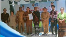 Foto bersama usai penyerahan sebidang tanah di Desa Nggesa (Foto: Mateus Bheri/SP)