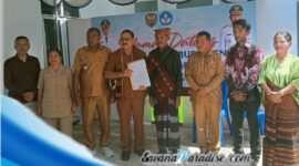 Foto bersama usai penyerahan sebidang tanah di Desa Nggesa (Foto: Mateus Bheri/SP)