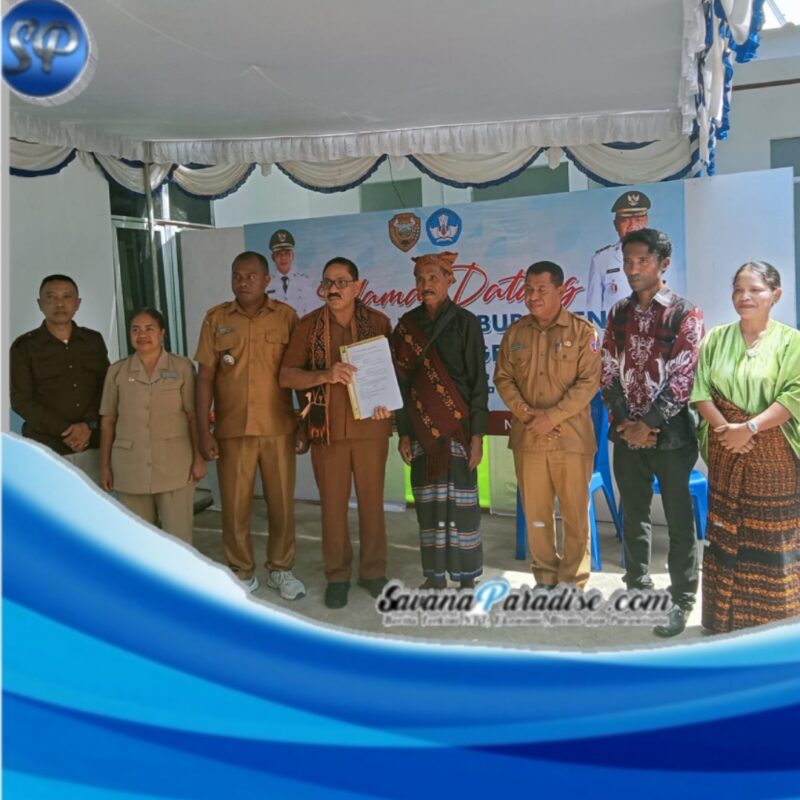 Foto bersama usai penyerahan sebidang tanah di Desa Nggesa (Foto: Mateus Bheri/SP)