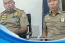 Kasat Pol PP Ibrahim yang didampingi Kabib Kapasitas Pol PP Ende saat memberikan keterangan pers kepada awak media (Foto: Mateus Bheri/SP)