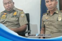 Kasat Pol PP Ibrahim yang didampingi Kabib Kapasitas Pol PP Ende saat memberikan keterangan pers kepada awak media (Foto: Mateus Bheri/SP)