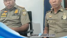 Kasat Pol PP Ibrahim yang didampingi Kabib Kapasitas Pol PP Ende saat memberikan keterangan pers kepada awak media (Foto: Mateus Bheri/SP)