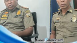 Kasat Pol PP Ibrahim yang didampingi Kabib Kapasitas Pol PP Ende saat memberikan keterangan pers kepada awak media (Foto: Mateus Bheri/SP)