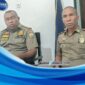 Kasat Pol PP Ibrahim yang didampingi Kabib Kapasitas Pol PP Ende saat memberikan keterangan pers kepada awak media (Foto: Mateus Bheri/SP)