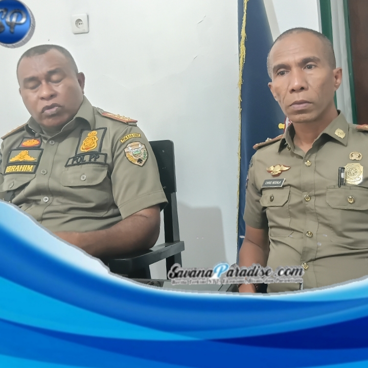 Kasat Pol PP Ibrahim yang didampingi Kabib Kapasitas Pol PP Ende saat memberikan keterangan pers kepada awak media (Foto: Mateus Bheri/SP)