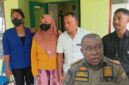 Pemilik Kos yang didampingi Tim Kuasa Hukum memberikan keterangan Pers di Kantor Sat Pol PP Ende. Kasat Pol PP, Ibrahim (Foto: Mateus Bheri/SP)