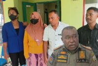 Pemilik Kos yang didampingi Tim Kuasa Hukum memberikan keterangan Pers di Kantor Sat Pol PP Ende. Kasat Pol PP, Ibrahim (Foto: Mateus Bheri/SP)