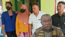 Pemilik Kos yang didampingi Tim Kuasa Hukum memberikan keterangan Pers di Kantor Sat Pol PP Ende. Kasat Pol PP, Ibrahim (Foto: Mateus Bheri/SP)