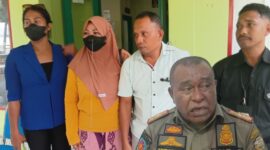 Pemilik Kos yang didampingi Tim Kuasa Hukum memberikan keterangan Pers di Kantor Sat Pol PP Ende. Kasat Pol PP, Ibrahim (Foto: Mateus Bheri/SP)