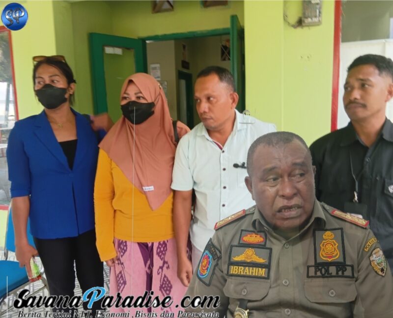 Pemilik Kos yang didampingi Tim Kuasa Hukum memberikan keterangan Pers di Kantor Sat Pol PP Ende. Kasat Pol PP, Ibrahim (Foto: Mateus Bheri/SP)