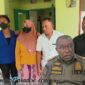 Pemilik Kos yang didampingi Tim Kuasa Hukum memberikan keterangan Pers di Kantor Sat Pol PP Ende. Kasat Pol PP, Ibrahim (Foto: Mateus Bheri/SP)