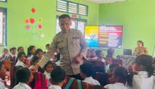 Edukasi dan sosialisasi dari Polsek Wolowaru kepada Siswa dan Guru di SDK Wolondopo 1 (Foto: Mateus Bheri/SP)