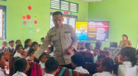 Edukasi dan sosialisasi dari Polsek Wolowaru kepada Siswa dan Guru di SDK Wolondopo 1 (Foto: Mateus Bheri/SP)
