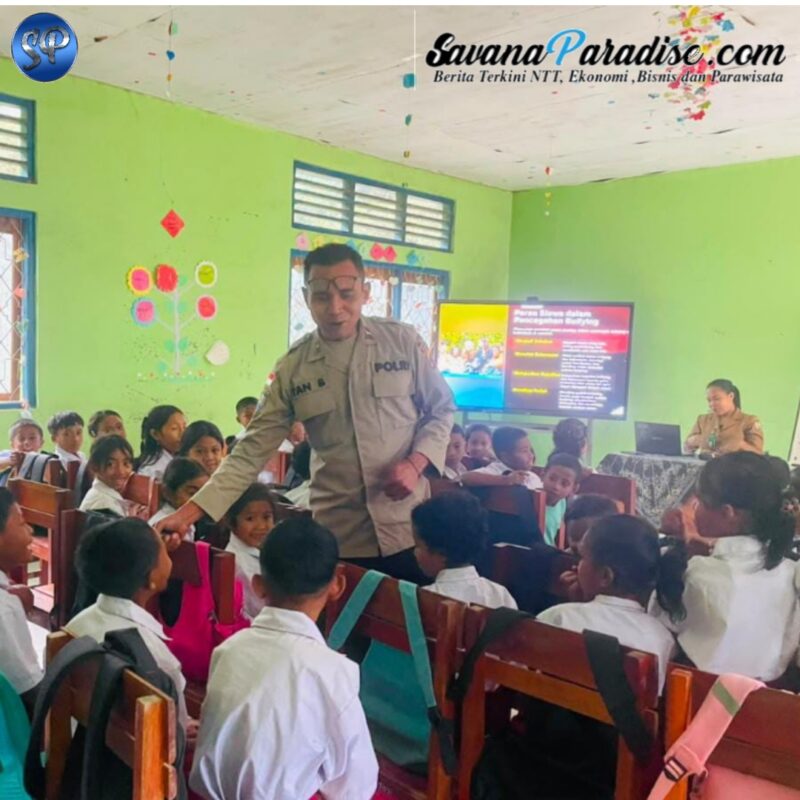Edukasi dan sosialisasi dari Polsek Wolowaru kepada Siswa dan Guru di SDK Wolondopo 1 (Foto: Mateus Bheri/SP)
