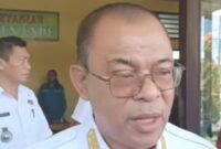 Bupati Ende, Yosef Benediktus Badeoda memberikan keterang pers usai kegiatan penyerahan secara simbolis bibit Kelapa Genjah Entok (Foto: Mateus Bheri/SP)