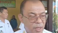 Bupati Ende, Yosef Benediktus Badeoda memberikan keterang pers usai kegiatan penyerahan secara simbolis bibit Kelapa Genjah Entok (Foto: Mateus Bheri/SP)