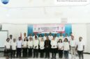 Bupati Ende, Yosef Benediktus Badeoda dan Ketua PMI NTT, Alfridus B. Seran foto bersama pengurus PMI kabupaten Ende terlantik (Foto: Mateus Bheri/SP)