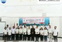 Bupati Ende, Yosef Benediktus Badeoda dan Ketua PMI NTT, Alfridus B. Seran foto bersama pengurus PMI kabupaten Ende terlantik (Foto: Mateus Bheri/SP)