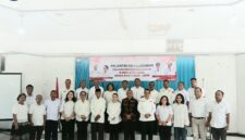Bupati Ende, Yosef Benediktus Badeoda dan Ketua PMI NTT, Alfridus B. Seran foto bersama pengurus PMI kabupaten Ende terlantik (Foto: Mateus Bheri/SP)