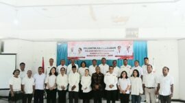 Bupati Ende, Yosef Benediktus Badeoda dan Ketua PMI NTT, Alfridus B. Seran foto bersama pengurus PMI kabupaten Ende terlantik (Foto: Mateus Bheri/SP)