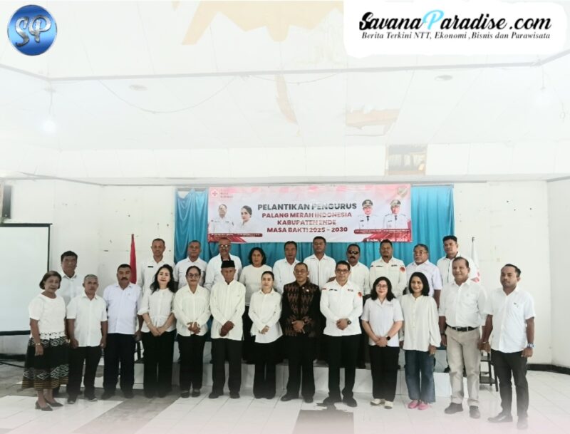 Bupati Ende, Yosef Benediktus Badeoda dan Ketua PMI NTT, Alfridus B. Seran foto bersama pengurus PMI kabupaten Ende terlantik (Foto: Mateus Bheri/SP)