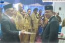 Penyerahan SK pelantikan oleh Bupati Ende, Yosef Benediktus Badeoda kepada Kadis Dukcapil terlantik, Yoseph Apolonaris Dosi Woda (Foto: Mateus Bheri/SP)