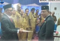 Penyerahan SK pelantikan oleh Bupati Ende, Yosef Benediktus Badeoda kepada Kadis Dukcapil terlantik, Yoseph Apolonaris Dosi Woda (Foto: Mateus Bheri/SP)