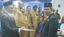 Penyerahan SK pelantikan oleh Bupati Ende, Yosef Benediktus Badeoda kepada Kadis Dukcapil terlantik, Yoseph Apolonaris Dosi Woda (Foto: Mateus Bheri/SP)