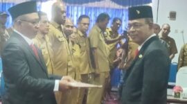 Penyerahan SK pelantikan oleh Bupati Ende, Yosef Benediktus Badeoda kepada Kadis Dukcapil terlantik, Yoseph Apolonaris Dosi Woda (Foto: Mateus Bheri/SP)