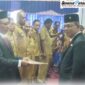 Penyerahan SK pelantikan oleh Bupati Ende, Yosef Benediktus Badeoda kepada Kadis Dukcapil terlantik, Yoseph Apolonaris Dosi Woda (Foto: Mateus Bheri/SP)
